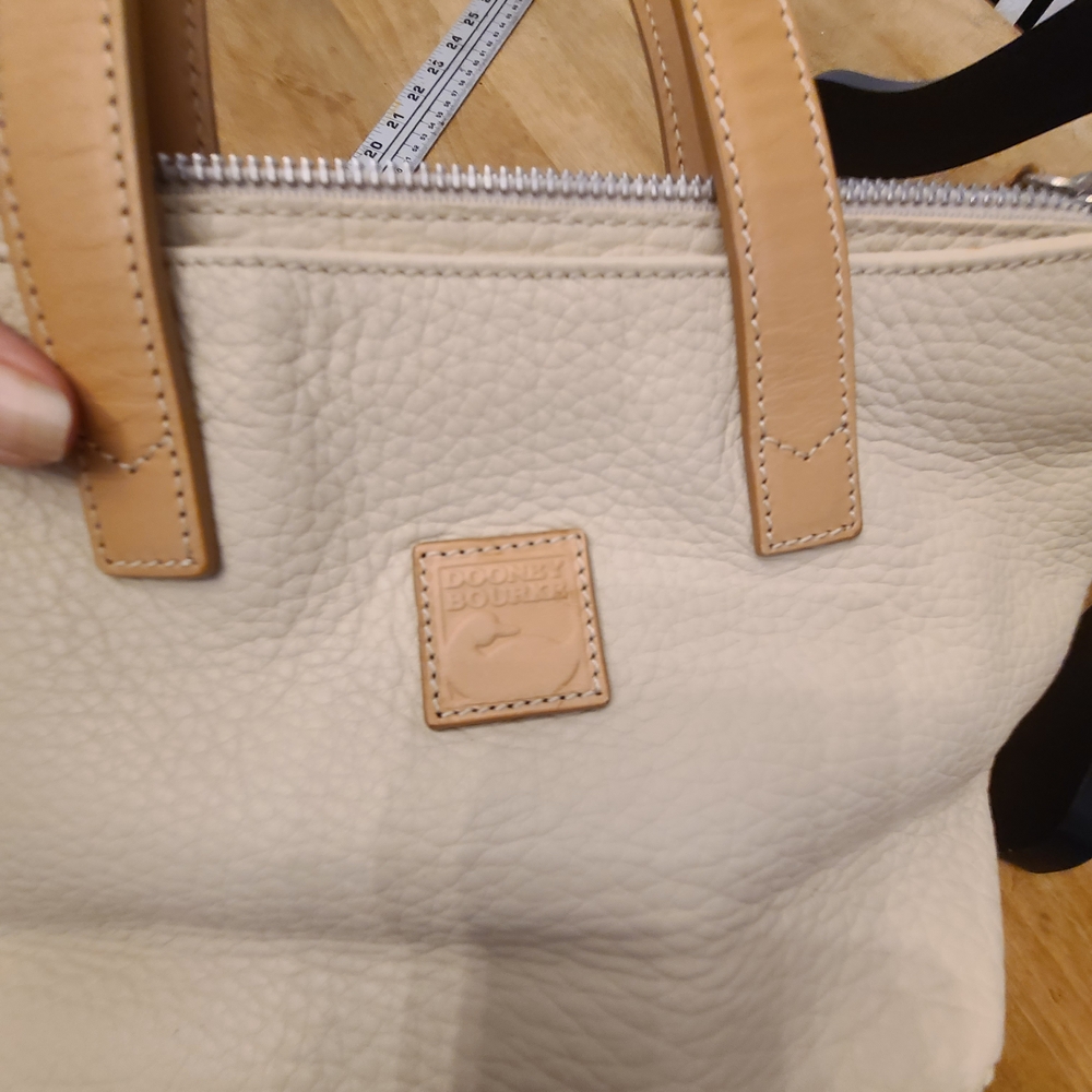 Vintage Dooney & Bourke Cream Tote with Tan Handles - Picture 2 of 7